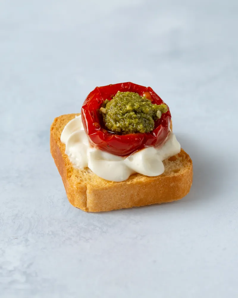 Kanape su saulėje džiovintais pomidorais