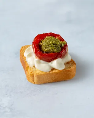 Kanape su saulėje džiovintais pomidorais