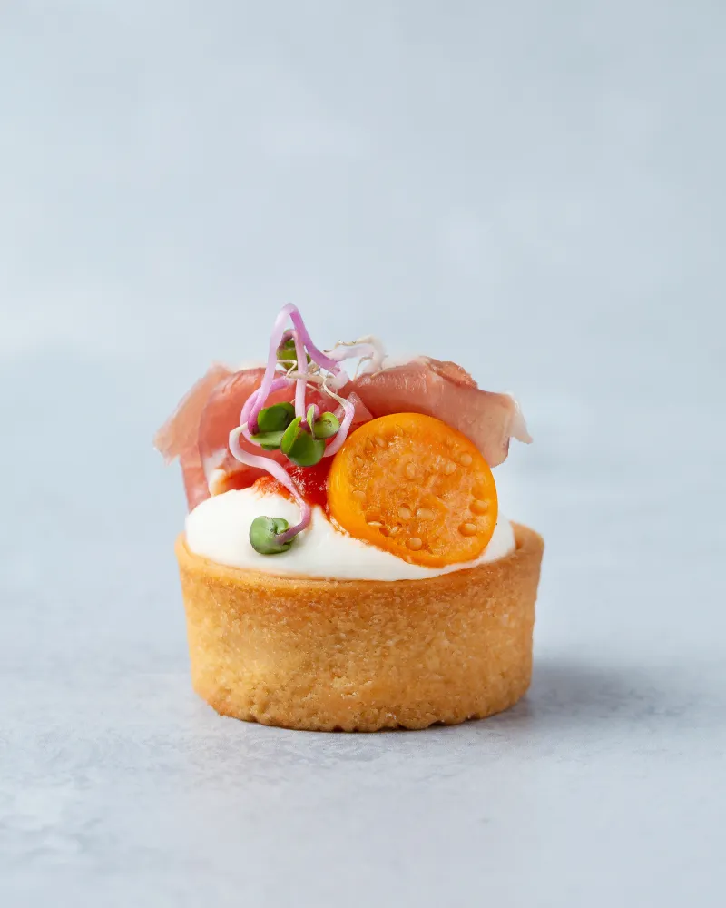 Sviestinės tešlos krepšelis su parmos kumpiu