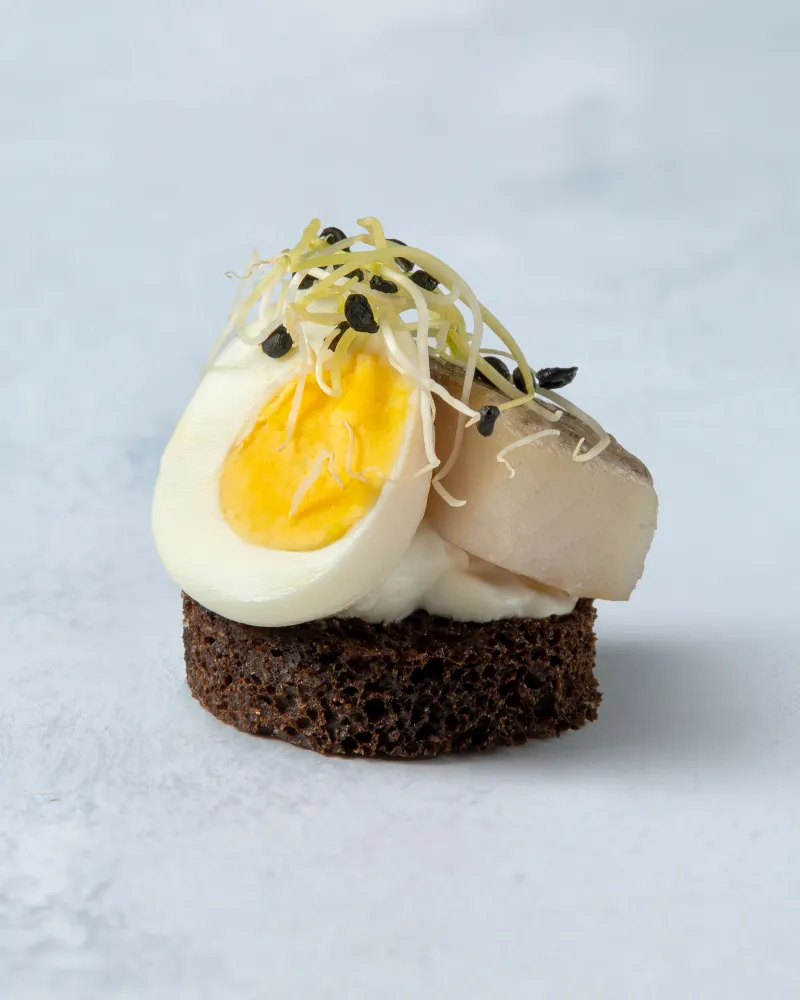 Kanape su silke ir putpelės kiaušiniu