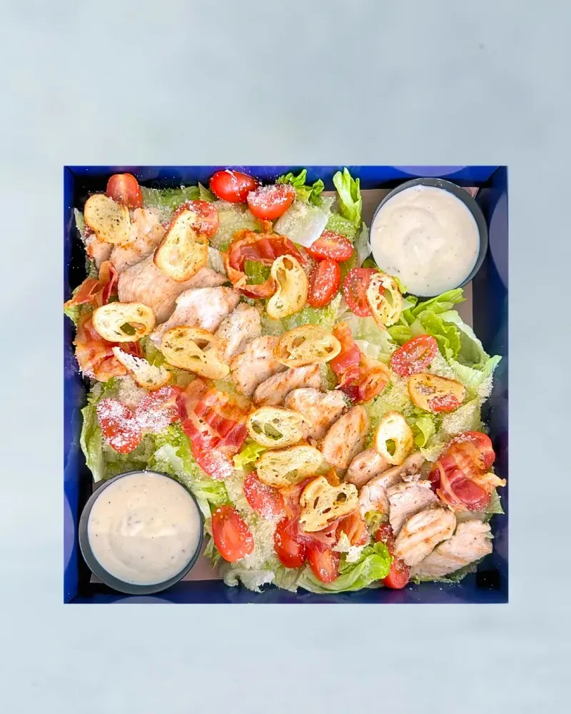 Cezario salotos su vištiena (4-6 asm.)