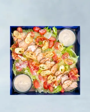 Cezario salotos su vištiena (4-6 asm.)