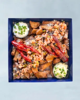 Naminė kepta grūdėta duona su lašiša