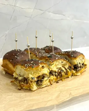 Brioche bandelių slaideriai su brandinta jautiena ir čederio sūriu, 12 vnt.