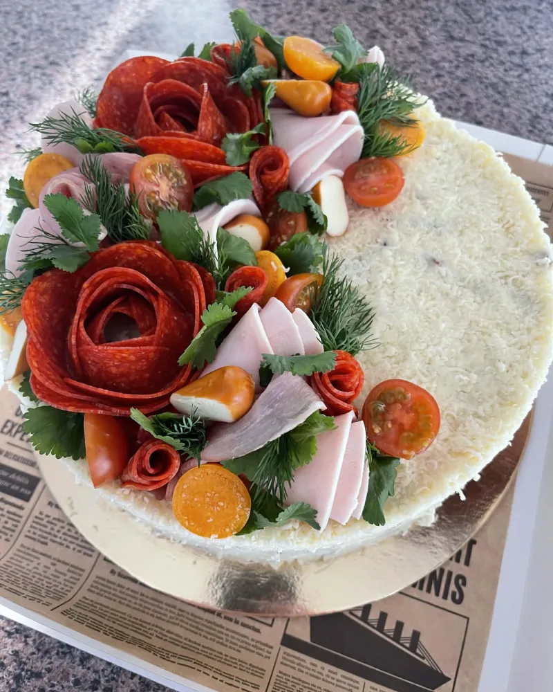 Duonos tortas “Sūrio ir mėsos fiesta”