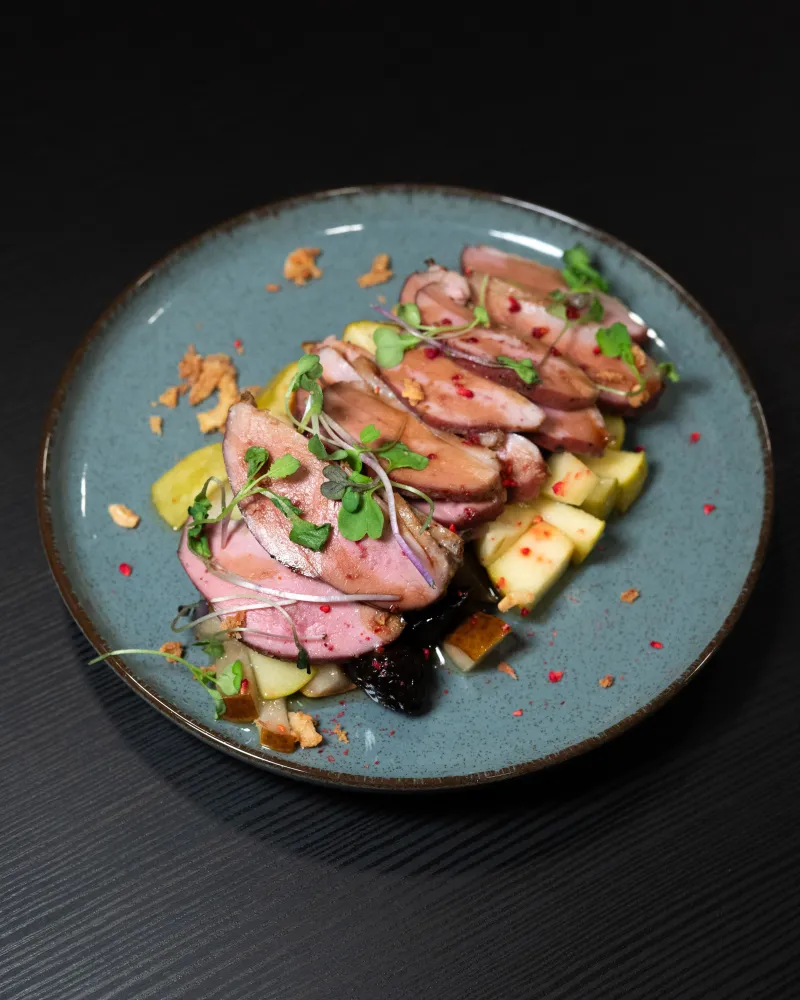 Rozmarinų svieste kepta antienos filė su karamelizuotais vaisiais, 350 g