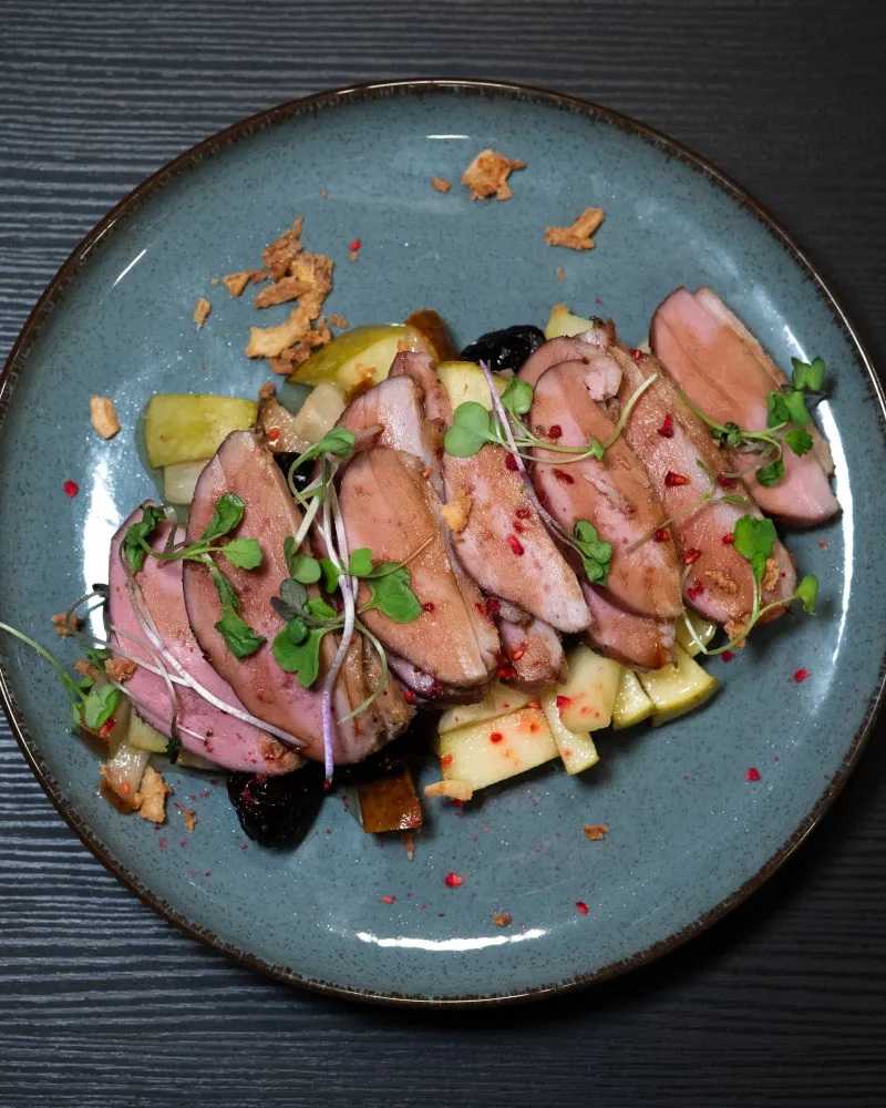 Rozmarinų svieste kepta antienos filė su karamelizuotais vaisiais, 350 g