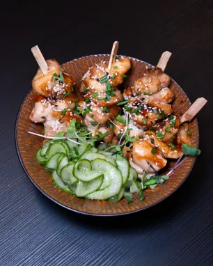 Vištienos yakitori iešmeliai su lengvai sūdytais agurkais, 350 g