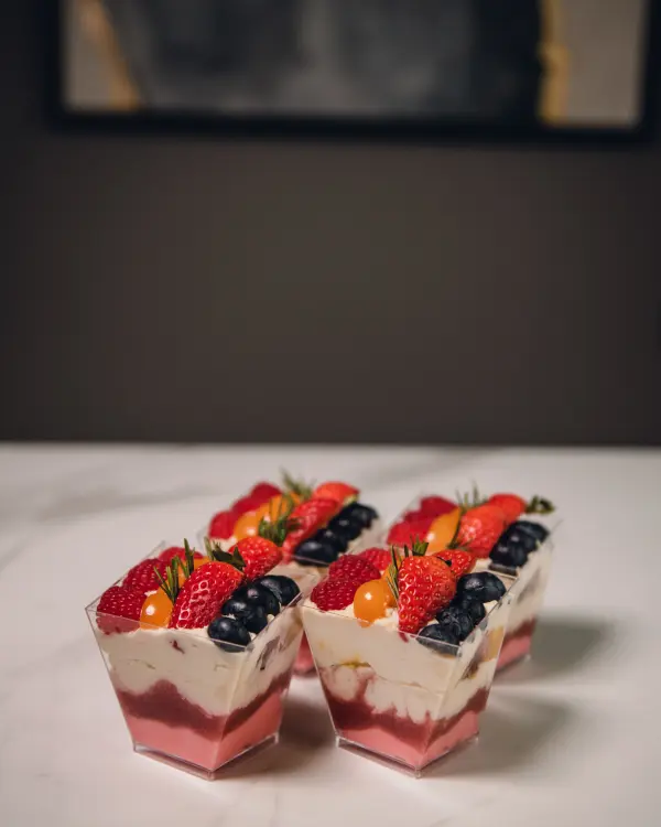 Maskarponės desertas su uogų putėsiais indelyje, ~170 g