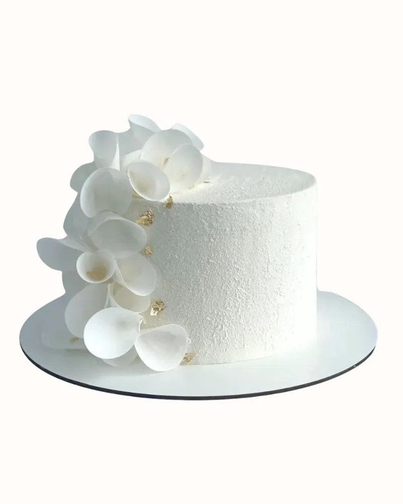 Grietinėle dengtas tortas su aukso detalėmis