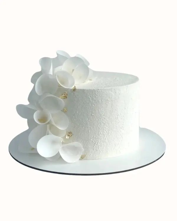 Grietinėle dengtas tortas su aukso detalėmis