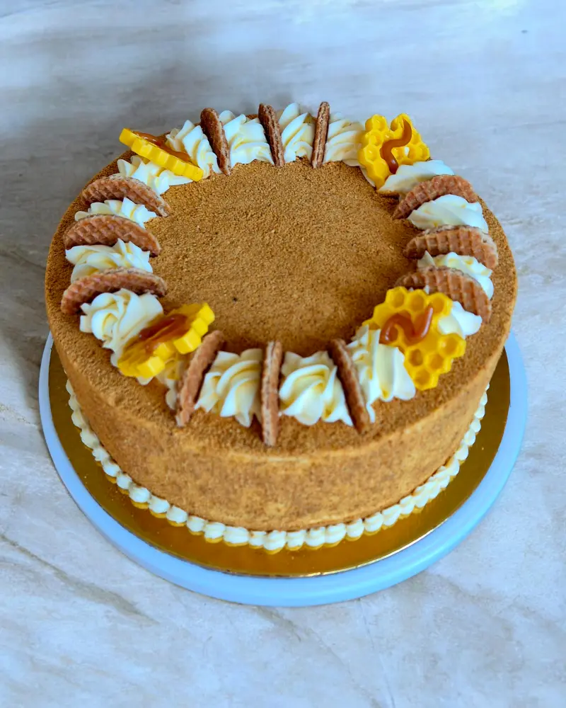 Lakštinis tortas KARAMELINIS MEDUTIS