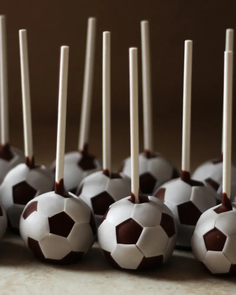 Cake popsai "Futbolas"