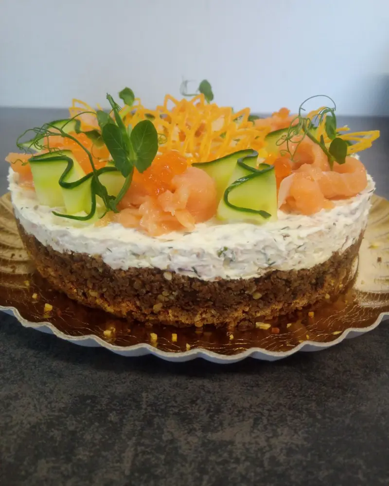 Duonos sūrio ir lašišos tortas