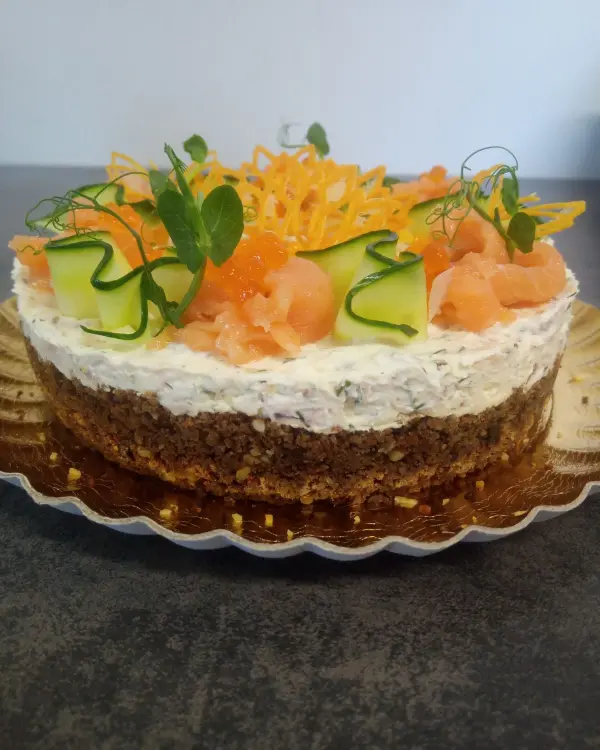 Duonos sūrio ir lašišos tortas