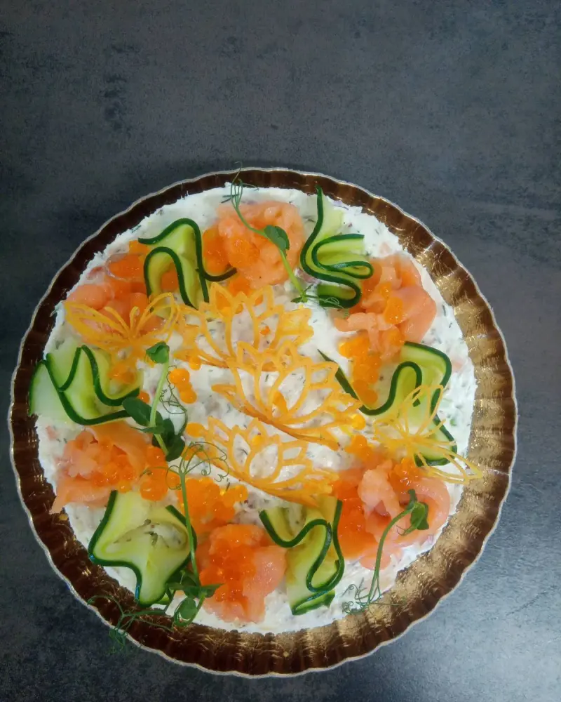 Duonos sūrio ir lašišos tortas