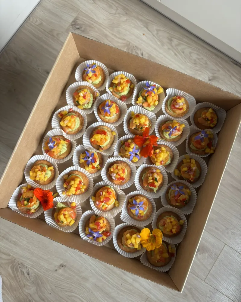 Vieno kąsnio tostados su krevetėmis ir mangų salsa, 30vnt.