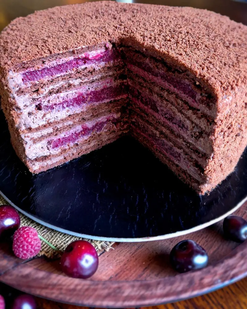 Šokoladinis lakštinis medaus tortas ŠOKOLADINĖ VYŠNIA
