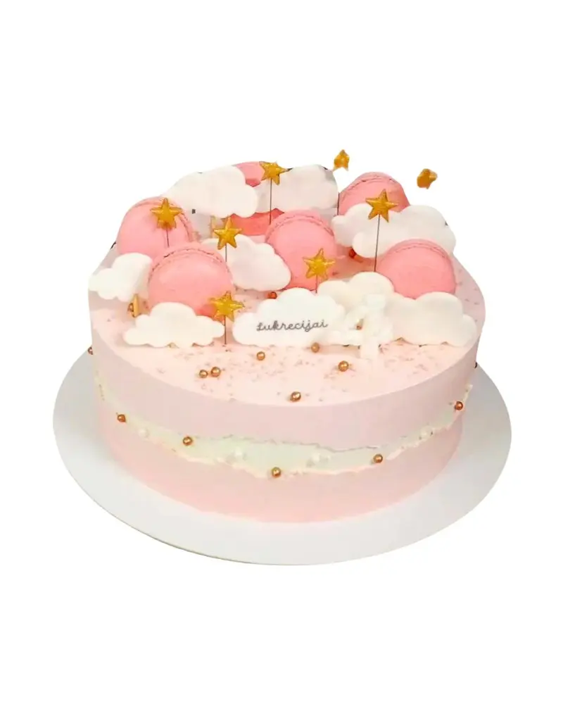 Tortas su Macarons ir įsmeigtomis dekoracijomis