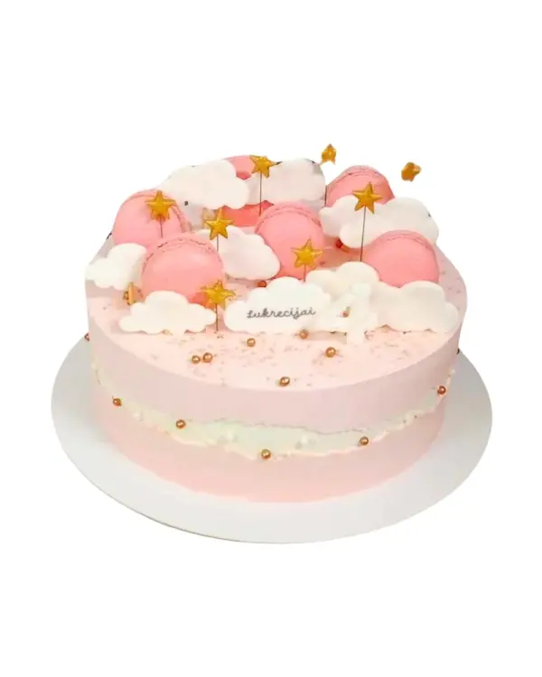 Tortas su Macarons ir įsmeigtomis dekoracijomis