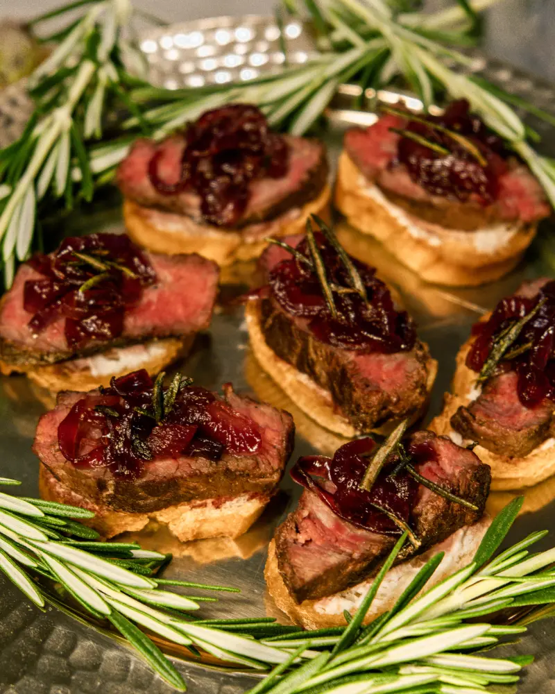Crostini su jautienos steiku ir karamelizuotais svogūnais
