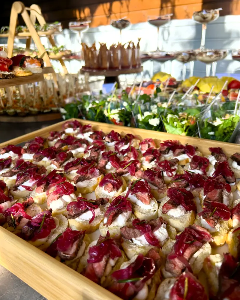 Crostini su jautienos steiku ir karamelizuotais svogūnais