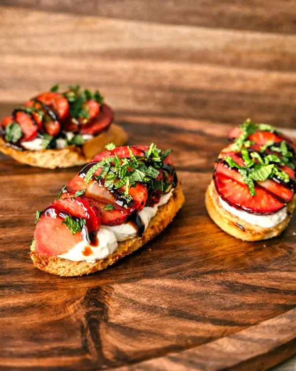 Bruschetta su braškėmis ir balzamiko kremu