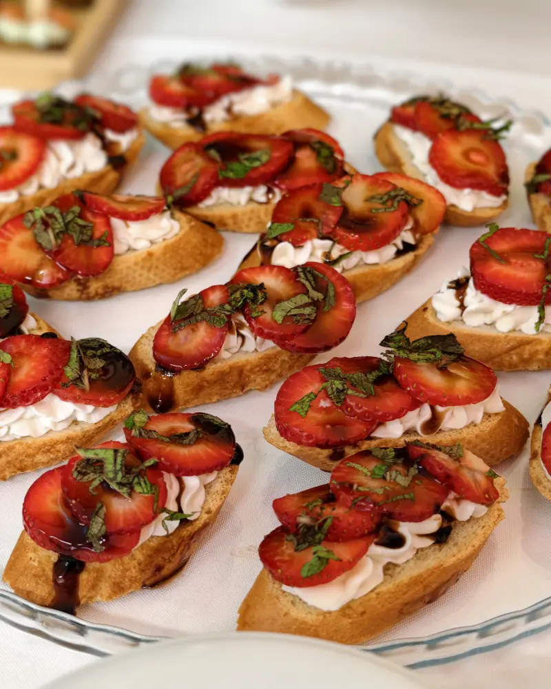 Bruschetta su braškėmis ir balzamiko kremu