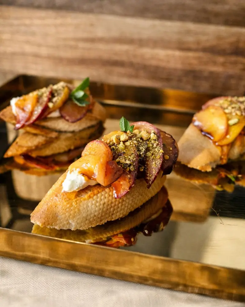 Bruschetta su persikais ir pistacijomis, 15 vnt.