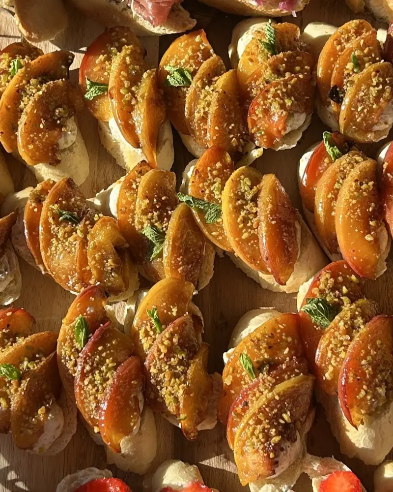 Bruschetta su persikais ir pistacijomis, 15 vnt.
