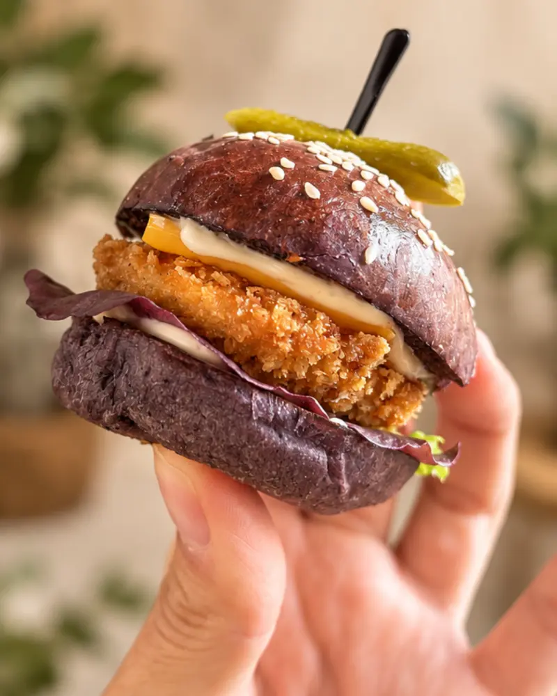 Spalvotų mini burgeriukų dėžutė su pasirinkta mėsyte (15 vnt.)