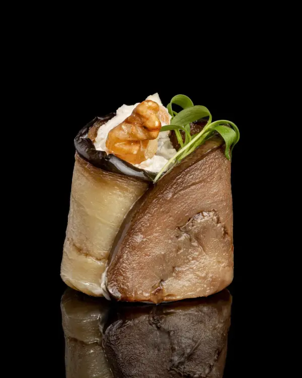Baklažanas įdarytas feta ir riešutais