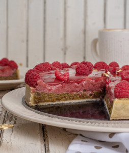 Vegan tarta su pistacijomis ir avietėmis