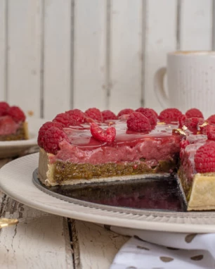 Vegan tarta su pistacijomis ir avietėmis (BE glitimo)