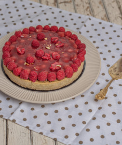 Vegan tarta su pistacijomis ir avietėmis